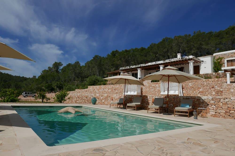 Luxury Villa in 15 Acres of Private Land in the Heart of Ibiza in Santa Gertrudis de Fruitera, Santa Eulària des Riu