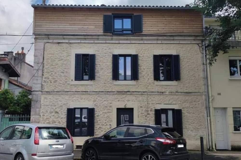 Town center house, terrace and free parking near shops in Périgueux, Périgord Blanc