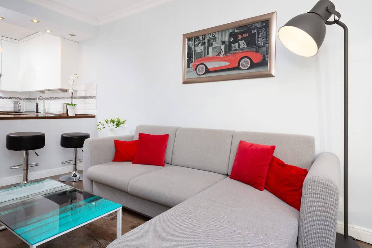 Entire apartment, Bright Apartment in the Center | Balcony and 270 m to the Metro in Warsaw, Masovia