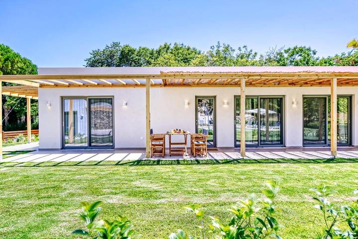 Gîte pour 5 personnes, avec Balcon et Terrasse ainsi que Jardin et Piscine