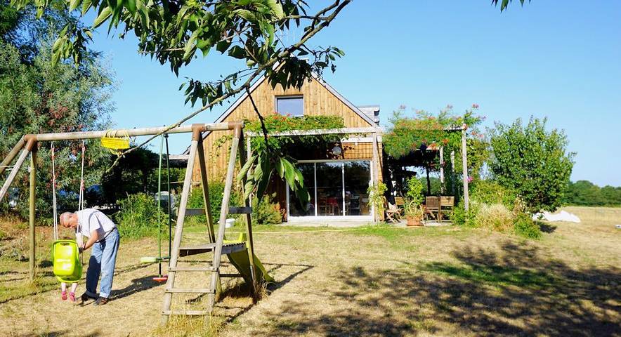 Gîte pour 15 personnes, avec terrasse ainsi que jardin et piscine