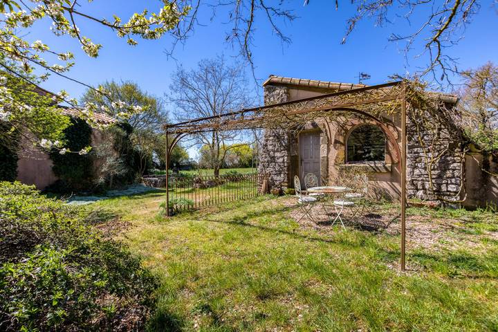 Estudio entero, Gîtes del Fin del Mundo: vistas a la montaña y terraza privada in Saint-Étienne-de-Gourgas, Región de Lodève