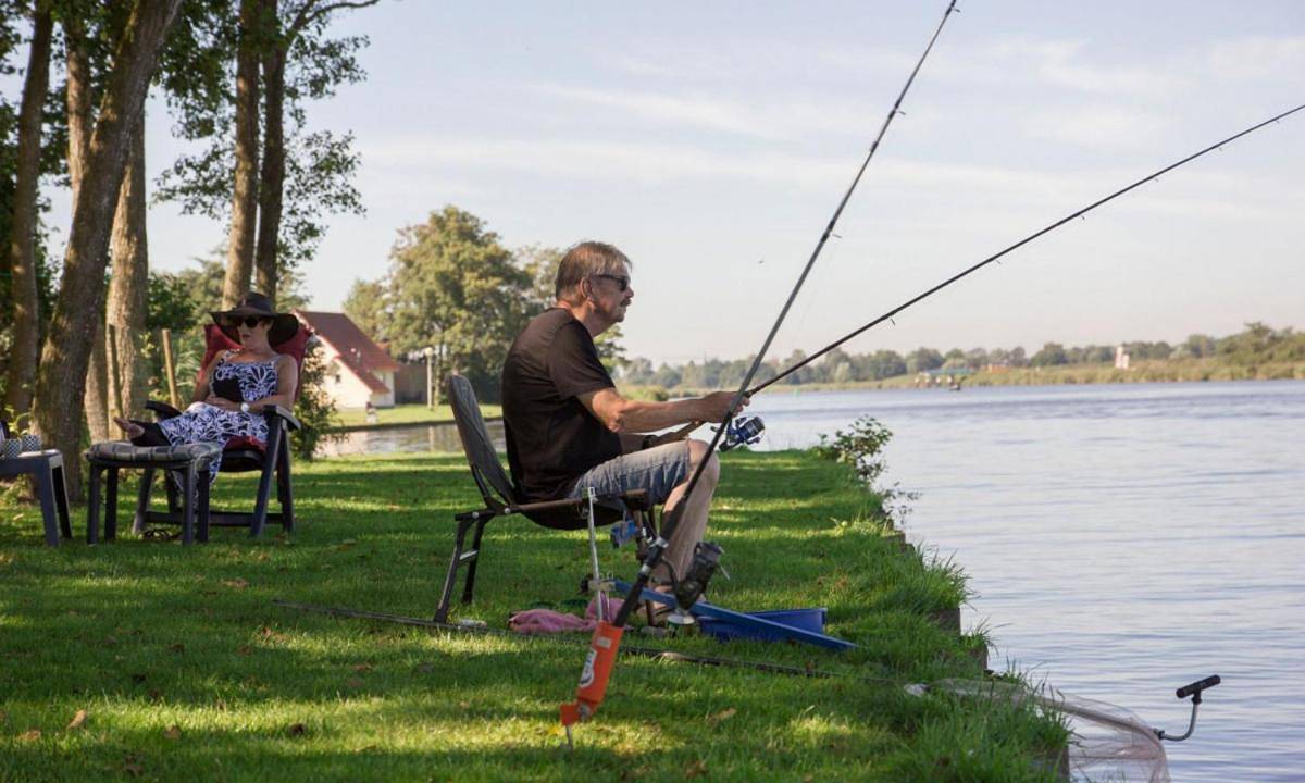 Chalet kajuit 418 op 5 sterren camping bergumermeer in Nationaal Park De Alde Feanen
