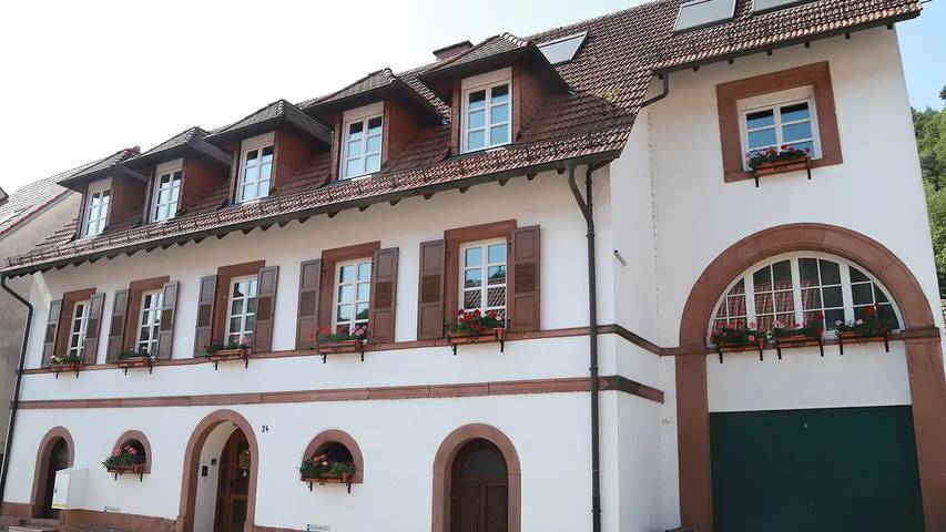 Ferienwohnung für 2 Personen, mit Terrasse und Garten sowie Whirlpool und Pool