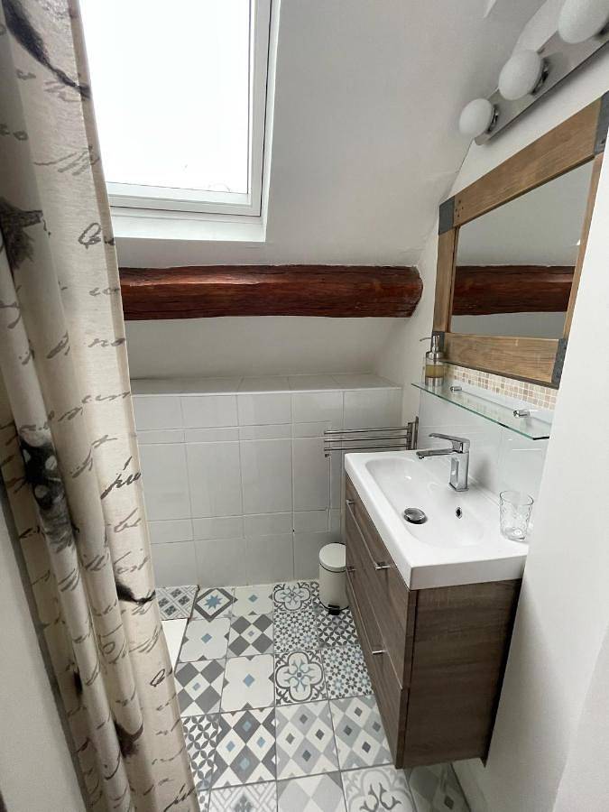Apartment with Shower in Orsay, Essonne