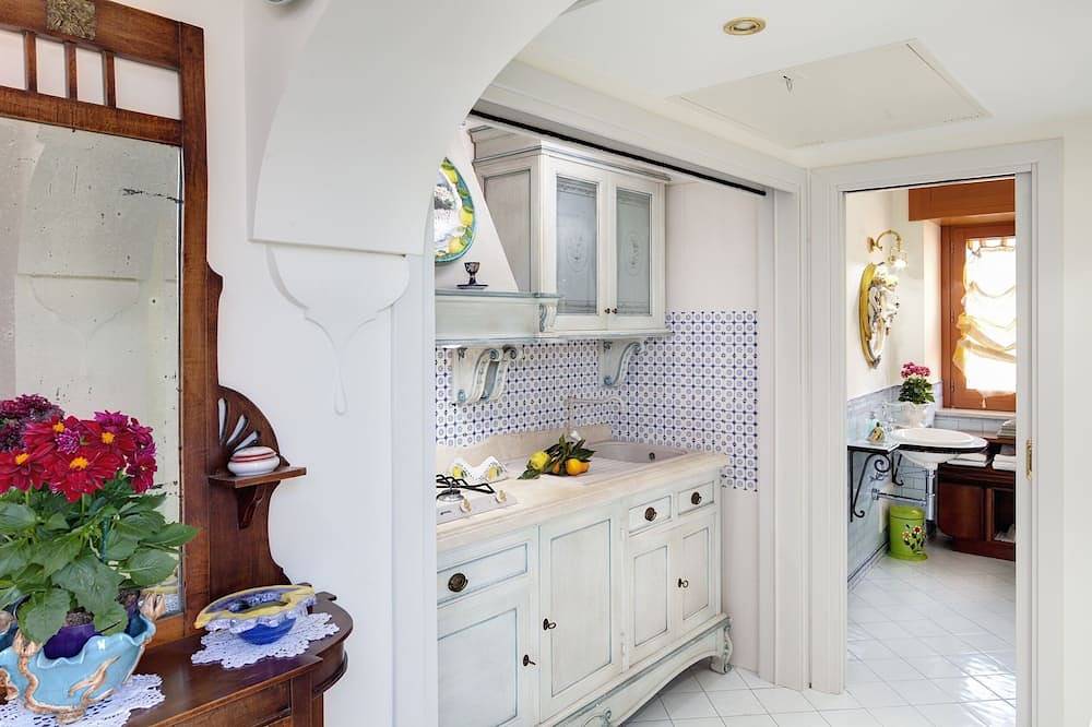 Ganze Wohnung, Flower Apartment - Küste von Sorrento, mit Meerblick, Pool, Garten, Parkplatz, Wifi in Torca, Neapel Provinz