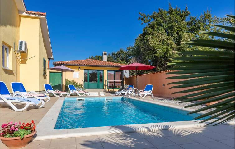 Encantador apartamento de 1 dormitorio con piscina y terraza cerca del centro de la ciudad in Presika, Costa Este de Istria