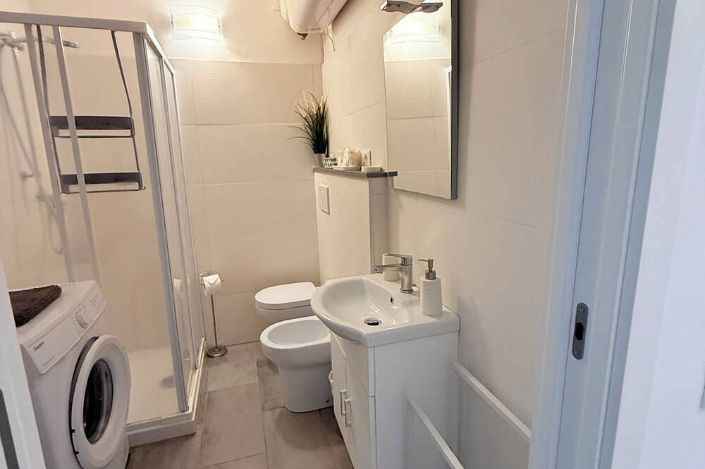 La casa vacanza nel cuore di San Terenzo a 100 metri dalla spiaggia in San Terenzo, Comune di Lerici