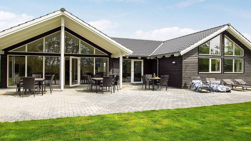 Ferienhaus für 16 Personen, mit Whirlpool und Terrasse sowie Pool und Sauna in Olpenitz