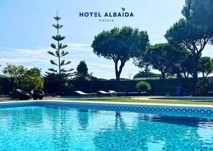 Hotel para 2 personas, con jacuzzi y piscina para niños además de jardín y piscina - 1