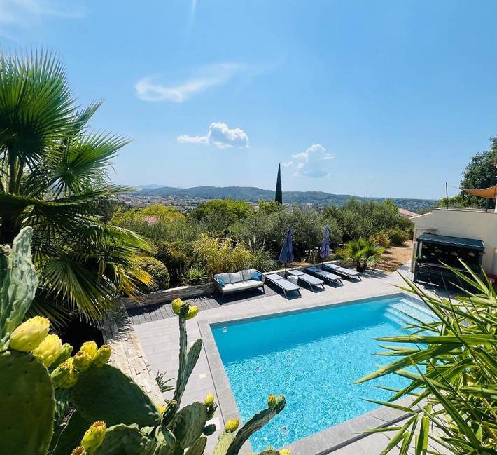 Appartement de vacances pour 3 personnes, avec Terrasse et Jardin ainsi que Piscine et Vue