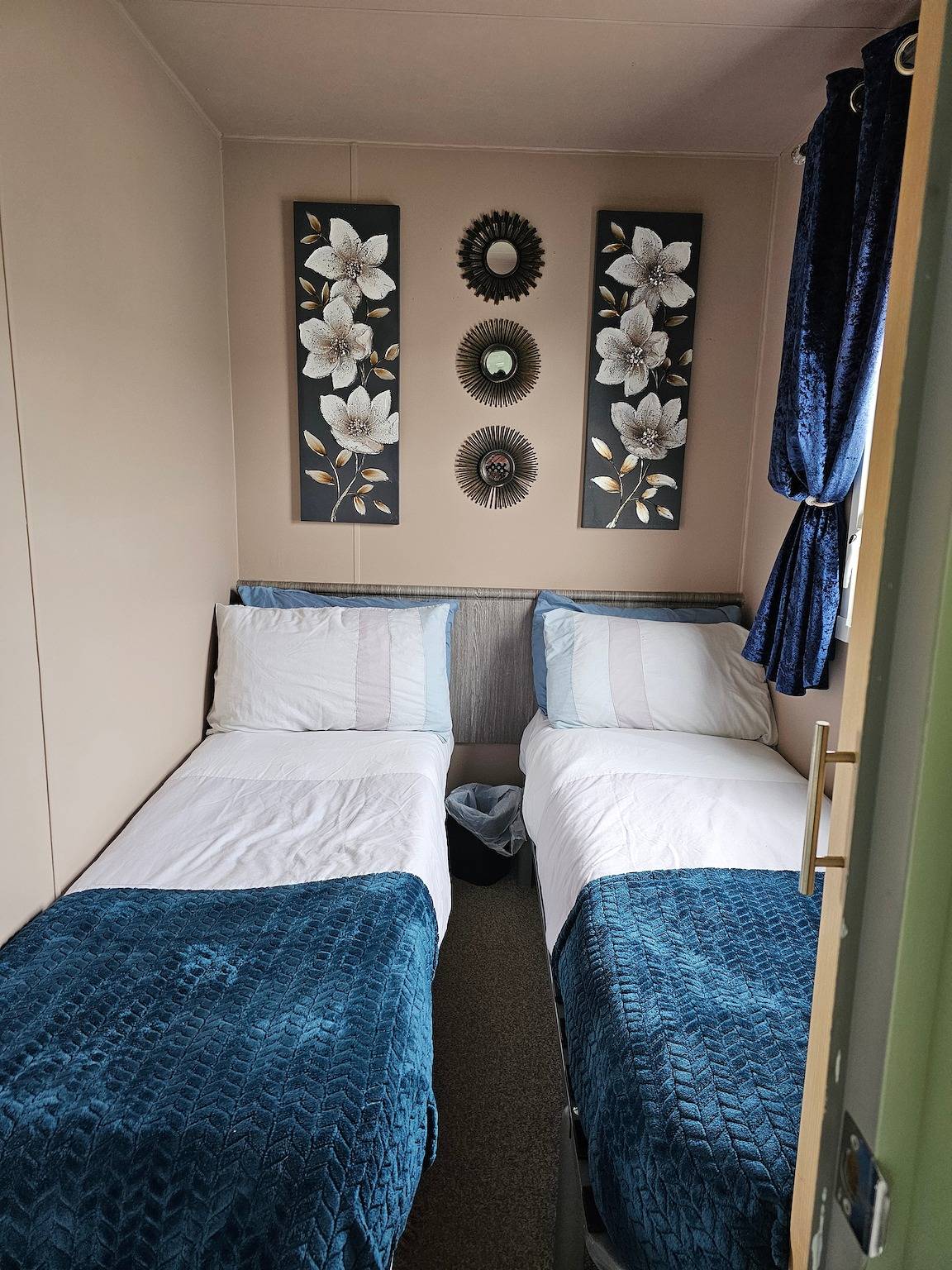 3 Bed Caravan - Sleeps 8 - Parking - Wifi in Porthcawl, Région de Bridgend