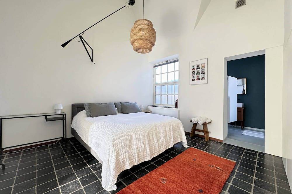 Entire apartment, Aparment in former bathhouse. Two bedroom ensuite in Amsterdam-Noord, Dutch Coast