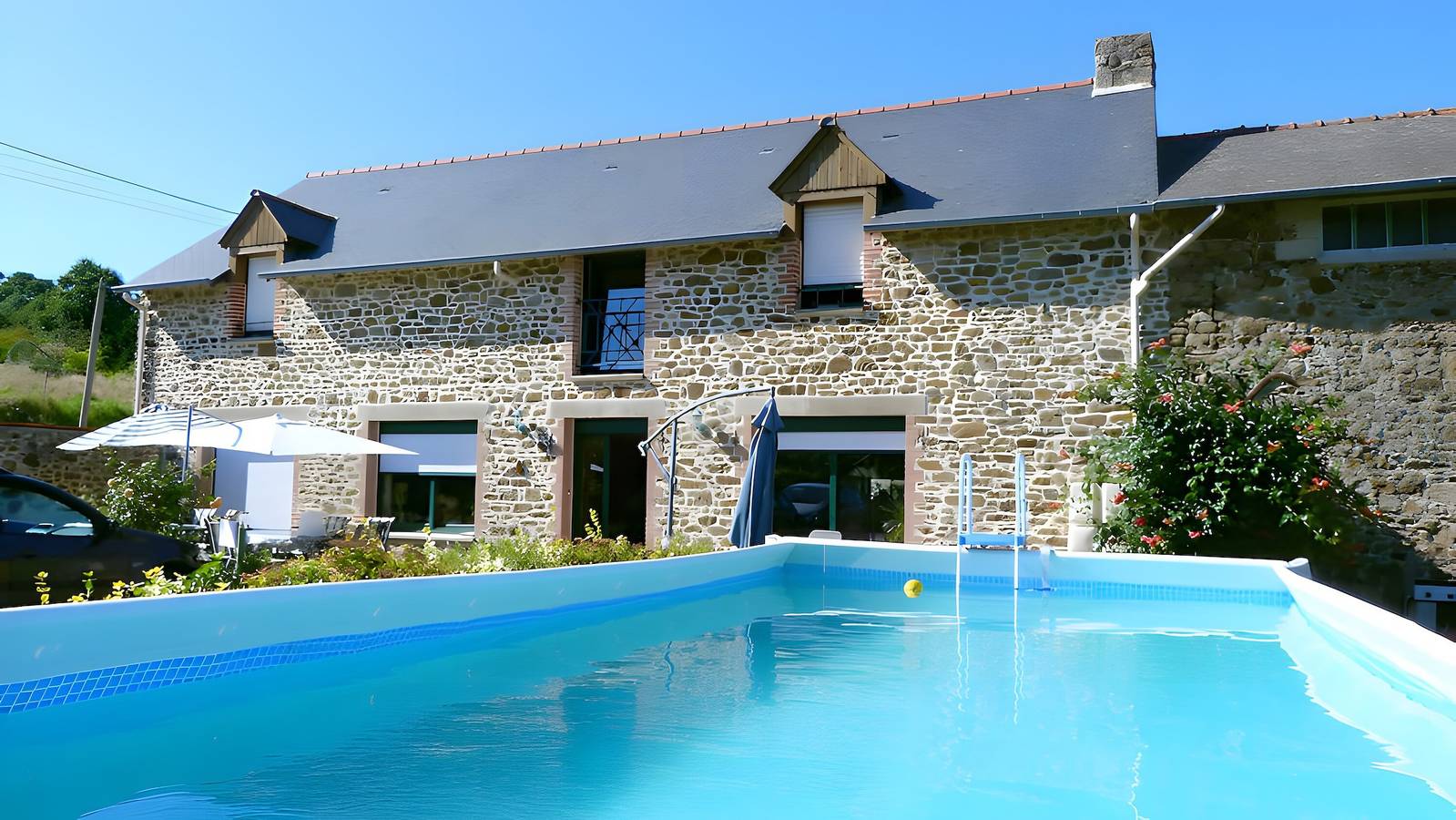 Chambre d’hôtes « La Vie en Rose » avec piscine et terrasse partagées, Wi-Fi in Saint-Guinoux, Région de Saint-Malo