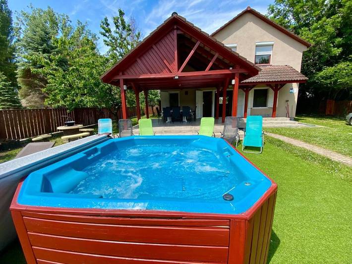 Ferienhaus für 10 Personen, mit Whirlpool und Terrasse sowie Garten in Balatonszarszo