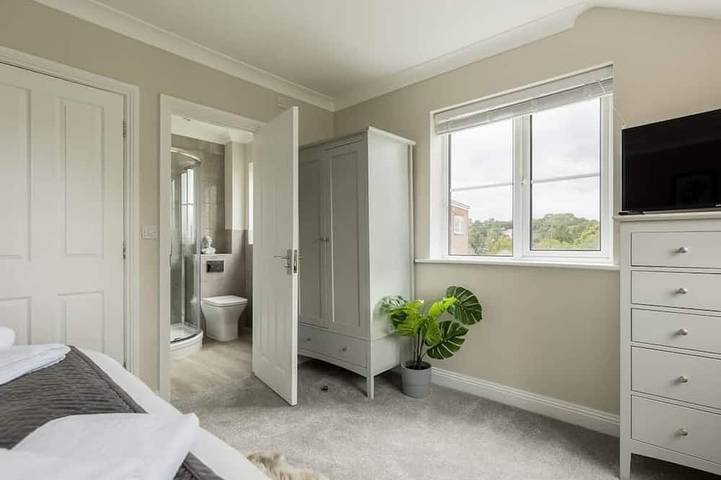 Stylish Town House - Central, Detached, Parking, Garden in Bournemouth, Südwestengland