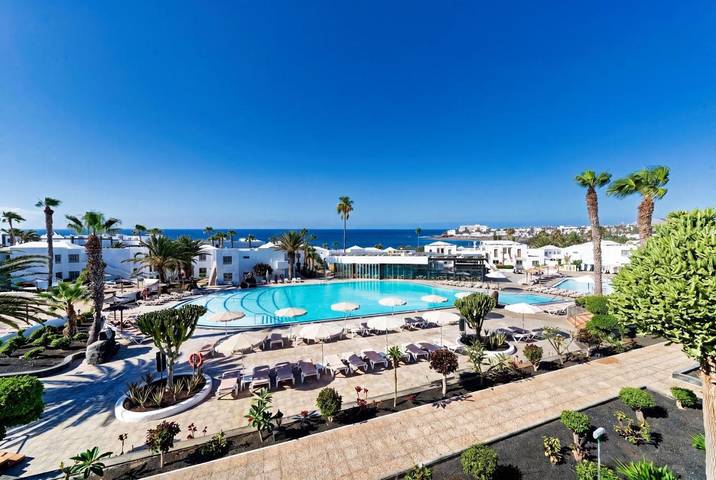 Apartahotel para 2 personas, con piscina y vistas además de jardín y piscina para niños en Puerto del Carmen