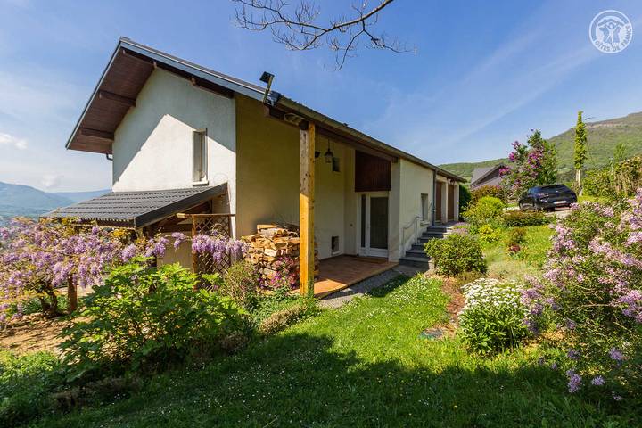 Gîte pour 8 personnes, avec terrasse ainsi que jardin et sauna