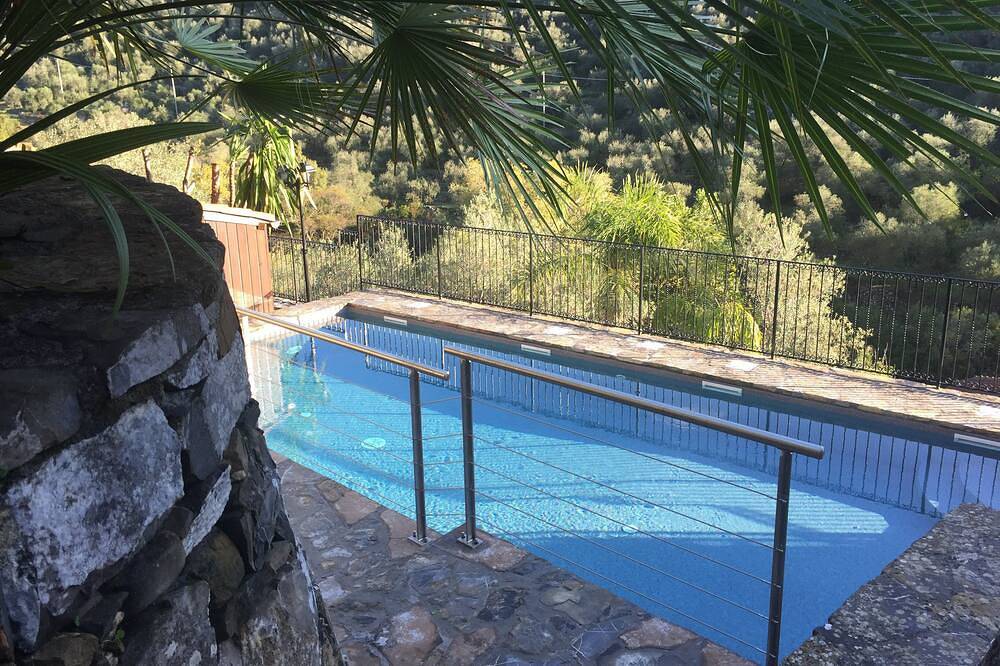 Apartamento entero, Apartamento histórico cerca del mar, con piscina 008052 Lt 0286 in San Bartolomeo al Mare, Riviera di Ponente