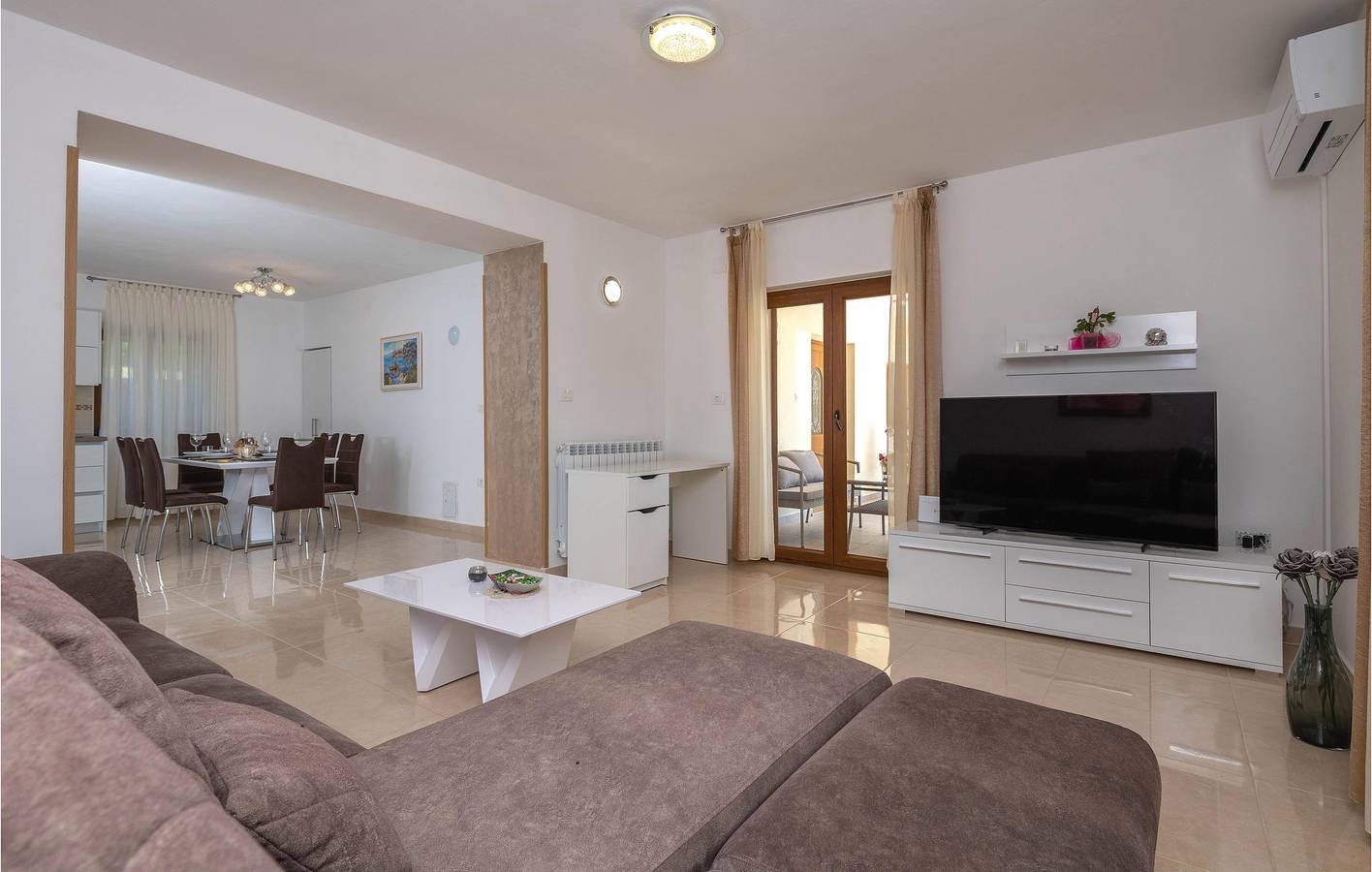 Appartement moderne avec terrasse, Wi-Fi et parking près du centre-ville de Kunj in Istrie