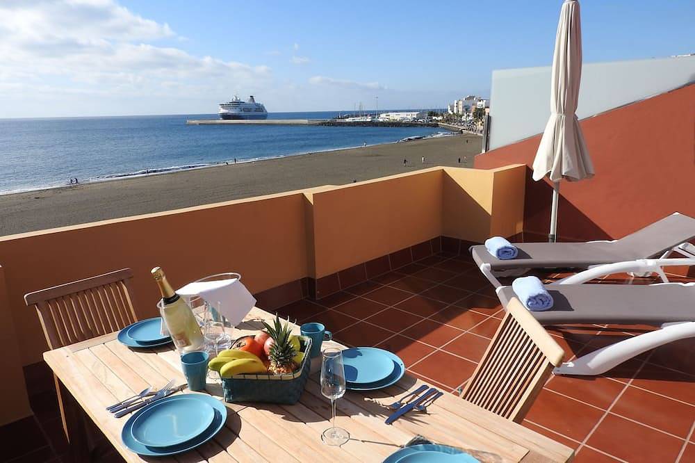 Entire apartment, Ocean View Penthouse Ii. Beachfront Wifi & A / C. 23m2 private terrace. in Playa de Gran Tarajal, Gran Tarajal