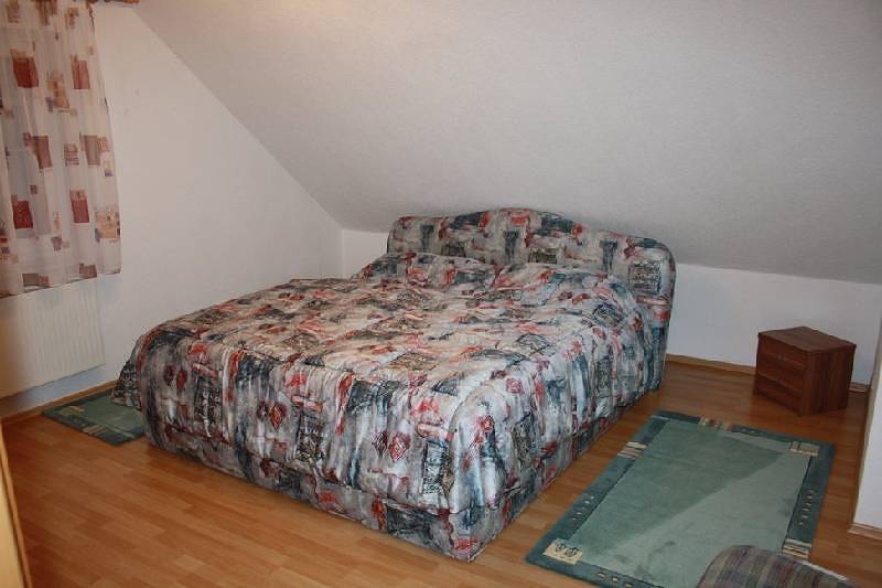 Ganze Ferienwohnung, Ferienwohnung Edenheiser - Ferienwohnung, 76qm, 2 Schlafzimmer, 1 Wohn-/Schlafzimmer, max. 5 Erwachsene + 2 Kinder in Münsingen, Neckar-Alb