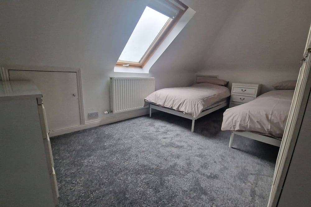 Pet friendly 4 bedroom with secure garden. Close to New Forest Park and beach in Christchurch, Dorset