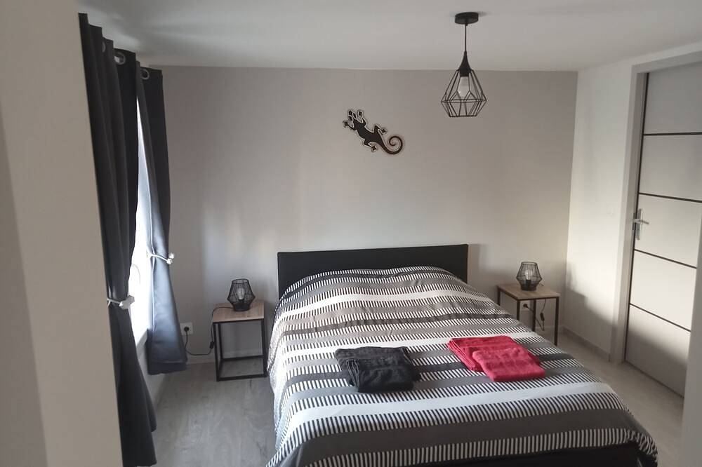 Entire apartment, Les Lauriers Roses in Fontvieille, Arles region