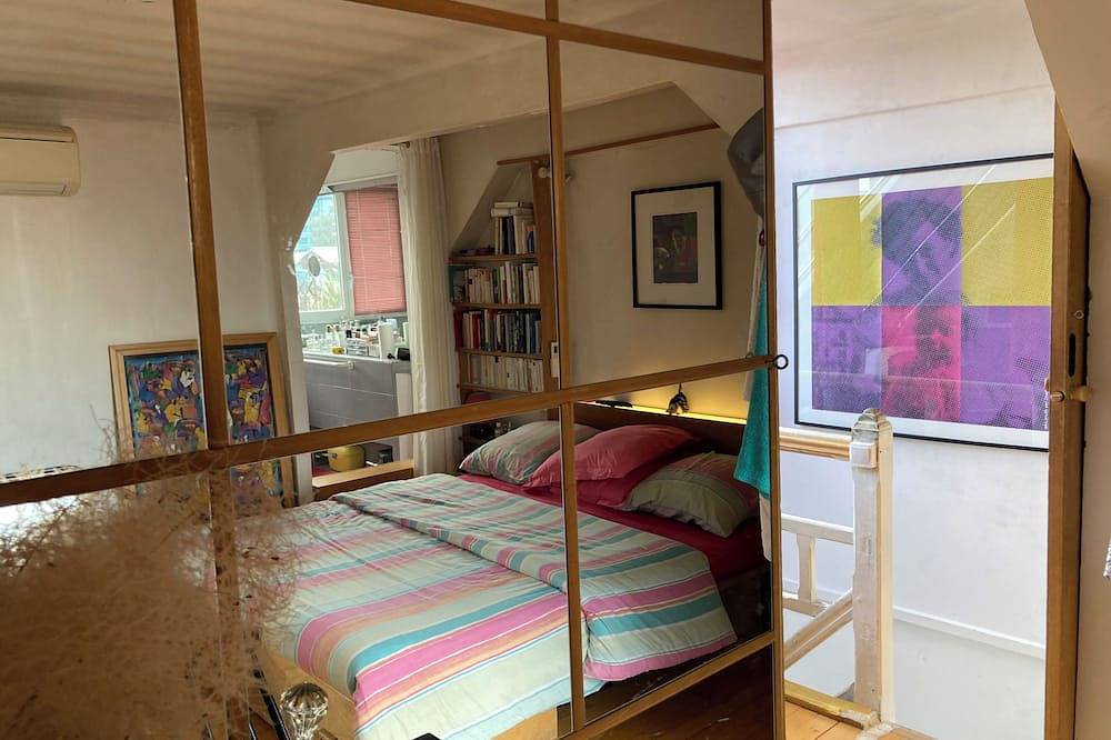 Appartement entier, Chambre, Salle de bains et terrasse dans loft-atelier d'artiste. in Arcueil, Val-de-Marne