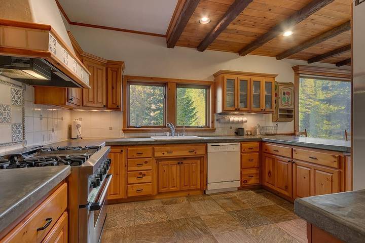 Vacation rental for 12 people, with hot tub and balcony as well as yard in Squaw Valley