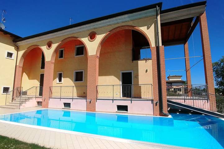 Villa für 12 Personen, mit Balkon und Garten in Desenzano del Garda