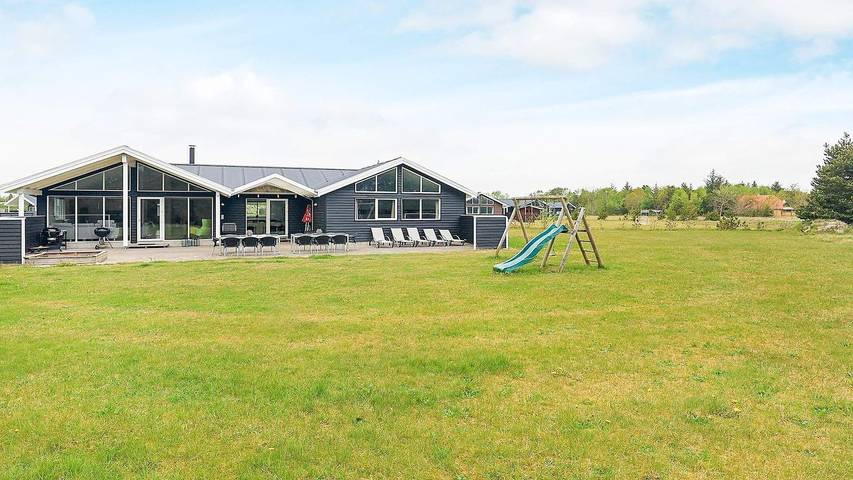 Ferieudlejning for 18 personer, med jacuzzi og pool såvel som terrasse og sauna i Ålbæk