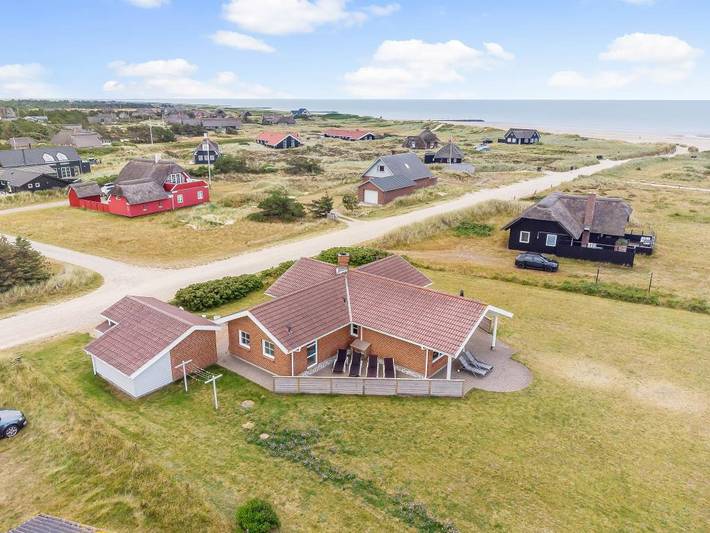 Ferienhaus für 6 Personen, mit Balkon/Terrasse und Whirlpool sowie Terrasse und Garten in Blavand