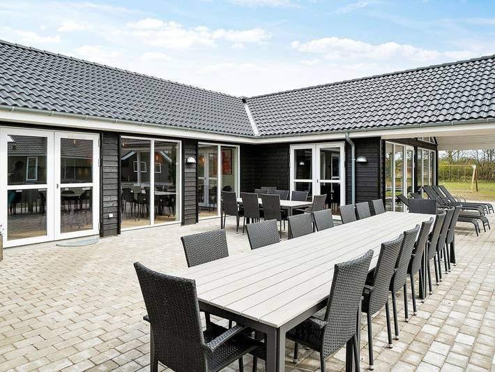 Ferieudlejning for 24 personer, med terrasse og sauna såvel som jacuzzi og pool, husdyr tilladt i Grenaa