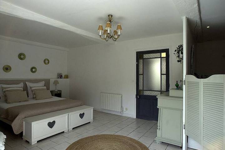 Location de vacances pour 6 personnes, avec piscine ainsi que jardin et terrasse à Les Ormes - 2