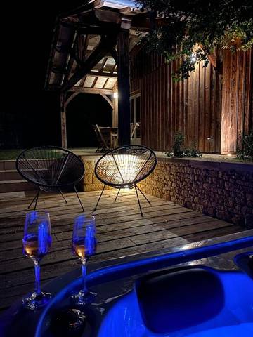 Gîte pour 2 personnes, avec jardin et jacuzzi à Saint-Avit-Sénieur