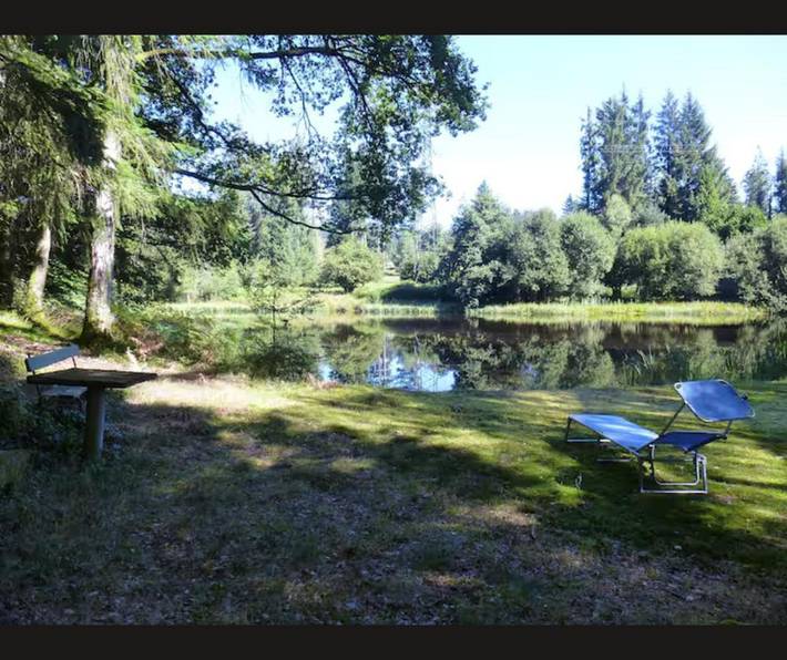 Location de vacances pour 2 personnes, avec vue et jardin ainsi que terrasse et vue sur le lac, animaux acceptés à Bonnac-la-Côte - 3