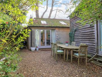 Log Cabin for 6 People in Oxfordshire, South East England, Photo 1