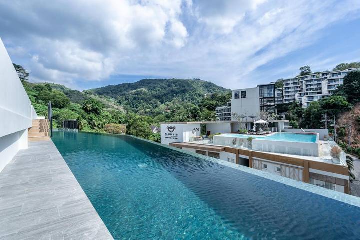 Hotel for 2 personer, med badebasseng og utsikt i tillegg til balkong i Karon Beach