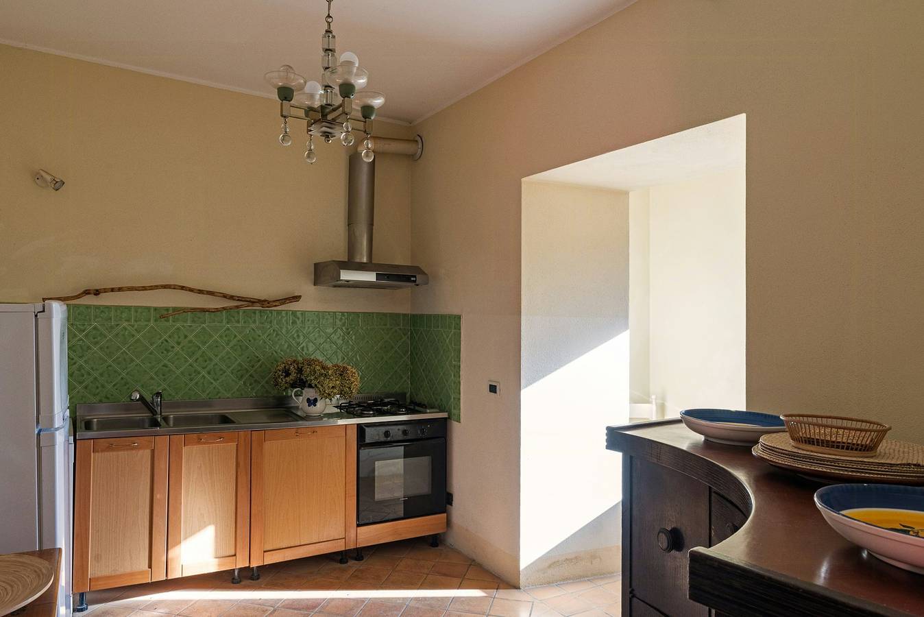 Villa inmitten von Oliven- und Haselnussbäumen in der Region Tuscia im Latium in Manziana, Braccianosee