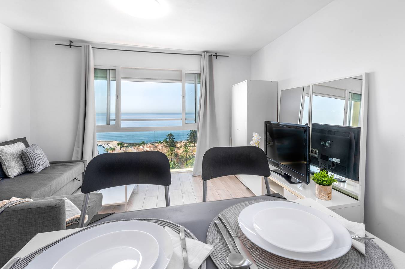Apartamento entero, Apartamento 'Urbanizacion Kai Alde' con vistas al mar, Wi-Fi y aire acondicionado. in Puerto Deportivo de Estepona, Estepona