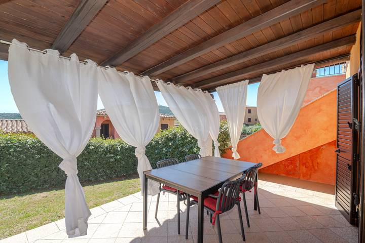 Villa « Luna » avec piscine partagée, vue montagne, Wi-Fi et climatisation in Straulas, San Teodoro