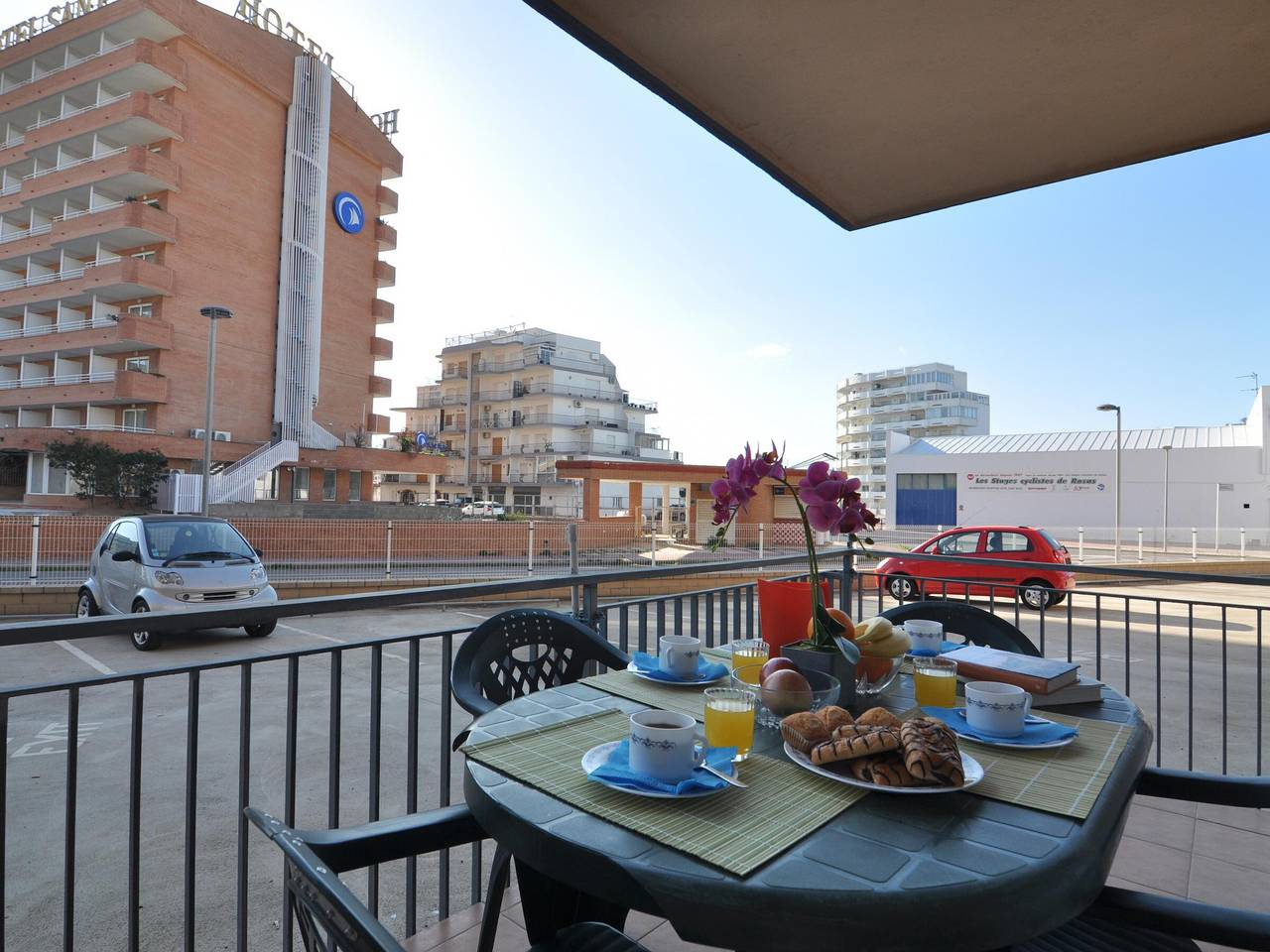 Entire apartment, Cozy Apartment in Roses, Costa Brava - 300m from Santa Margarita Beach with Terrace & Parking in Santa Margarida, Roses