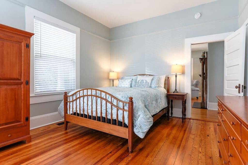 Misty Mountain Retreat - Walk to Dt Hendersonville, Fire Pit, Sleeps 7 in Hendersonville, Henderson County (NC)