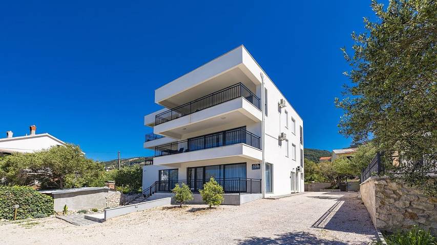 Ferienwohnung für 4 Personen, mit Garten und Balkon in Banjol
