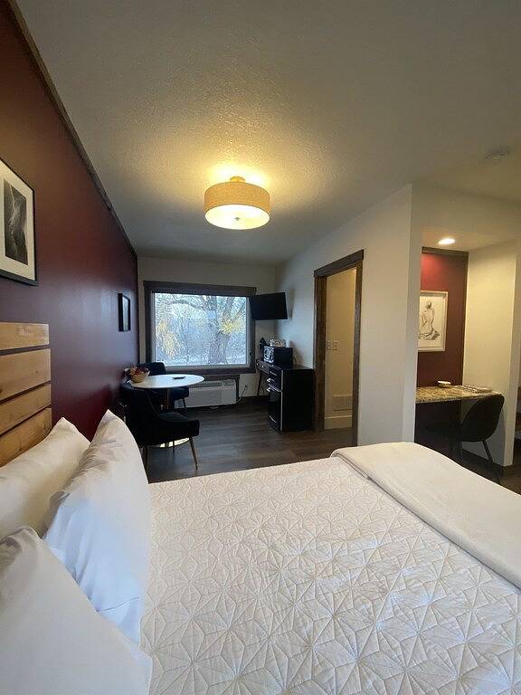 Work & Dine | Free Parking | Simple Comfort in Pierce County (WI)