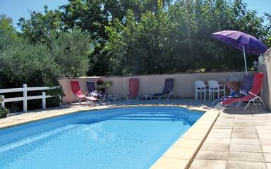 Gîte pour 6 personnes, avec jardin ainsi que piscine et terrasse, animaux acceptés à Forcalqueiret