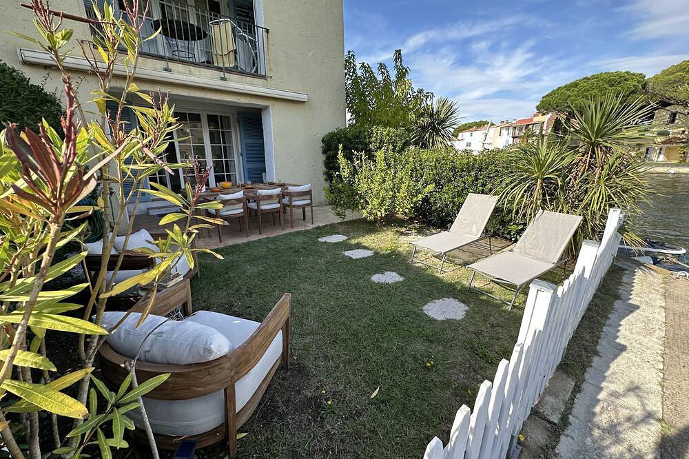 Gelijkvloersappartement, topligging te Port Grimaud Ruime tuin en aanmeerplaats. in Port Grimaud, Grimaud