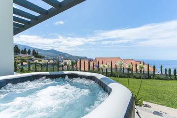 Location de vacances pour 12 personnes, avec jacuzzi et jardin dans Estreito da Calheta