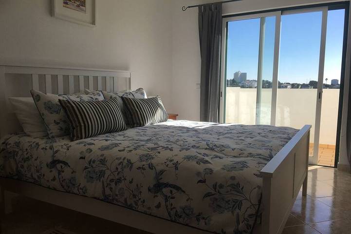 Ganze Wohnung, Schöne 2-Zimmer-Wohnung in Alvor mit Shared Pool in der Nähe von Stadt und Strand in Alvor, Faro Distrikt